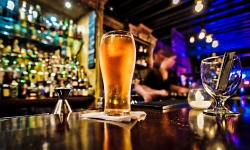 Boire un verre dans un pub ou un café de Kiev