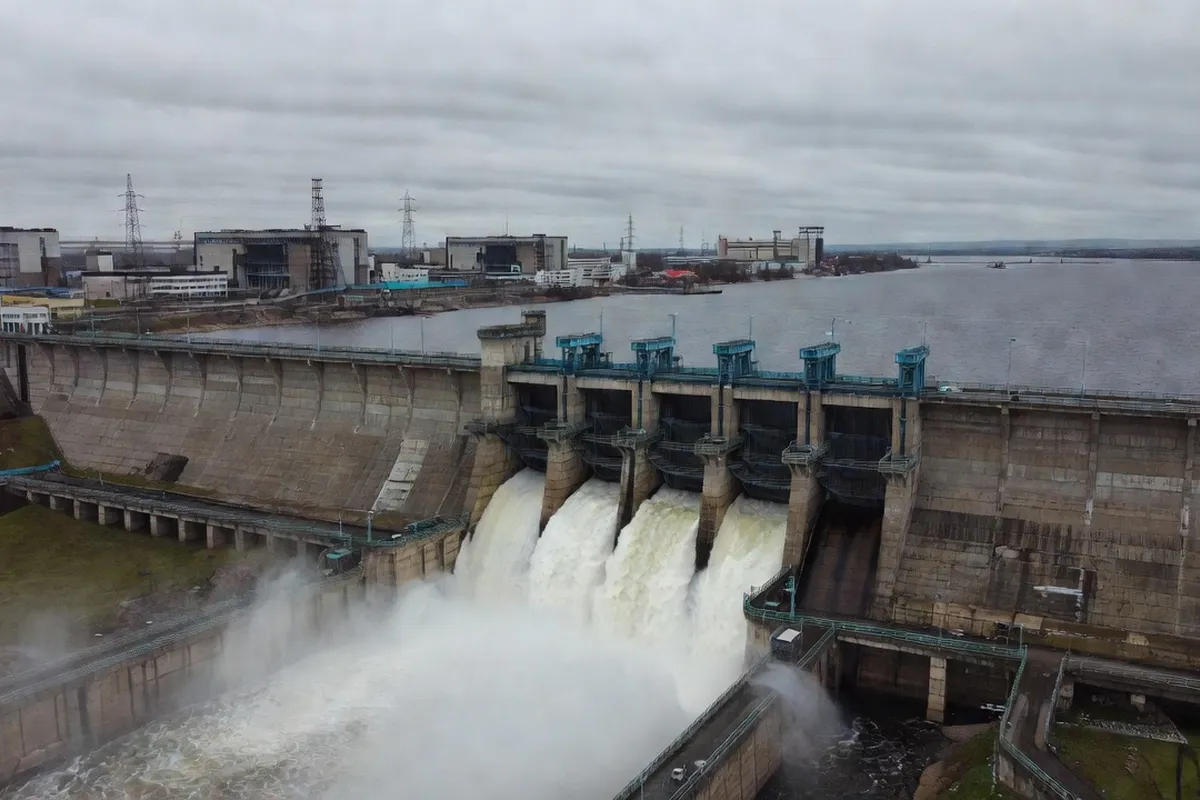 Barrage hydroelectrique DniproHES sur le fleuve Dniepr, patrimoine industriel sovietique