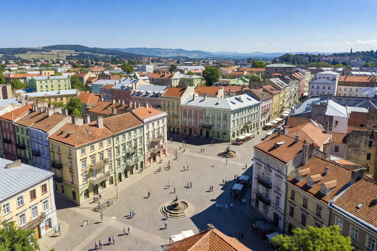 Vue aérienne de la vieille ville de Lviv avec la place Rynok