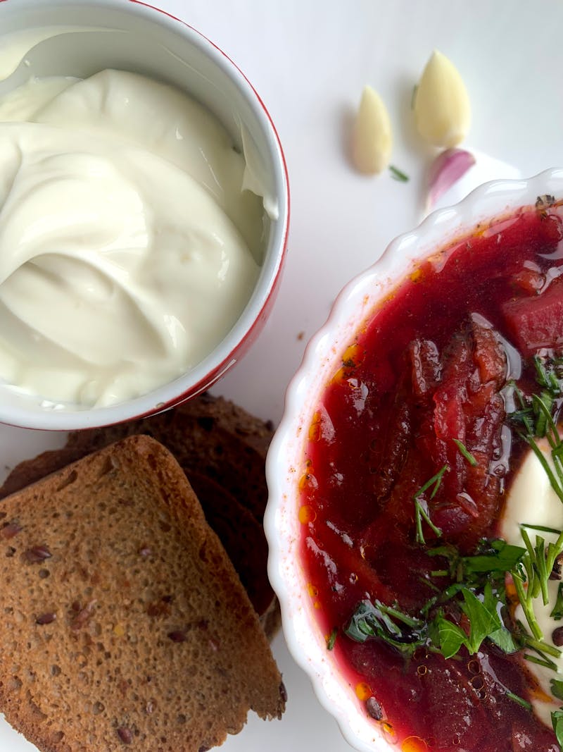 Borchtch ukrainien servi avec de la cr&egrave;me aigre et du pain noir