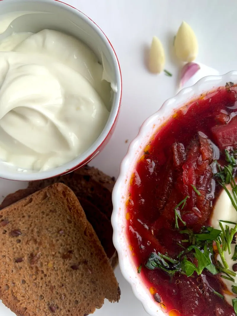 Borchtch ukrainien servi avec de la cr&egrave;me aigre et du pain noir
