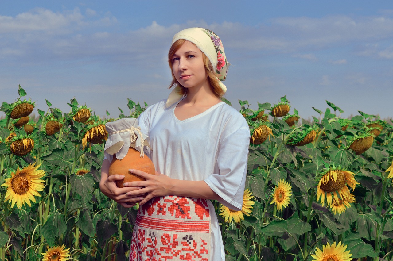 Femme ukrainienne en costume traditionnel dans un champ de tournesols