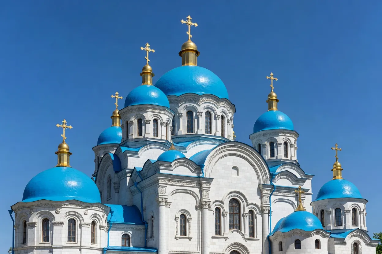 Monastère Saint-Michel-au-Dôme-d'Or à Kyiv avec ses coupoles dorées au soleil couchant