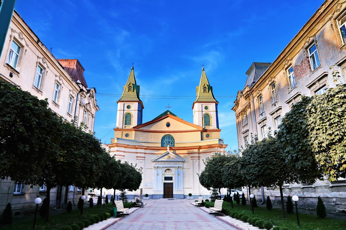 &Eacute;glise baroque du centre historique de Lviv entre les b&acirc;timents