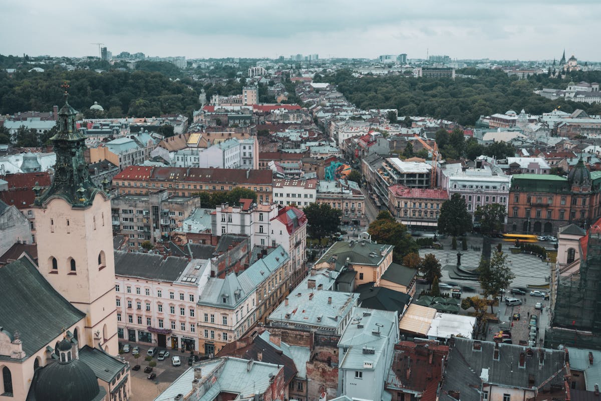 Vue a&eacute;rienne panoramique des toits color&eacute;s du centre historique de Lviv en Ukraine