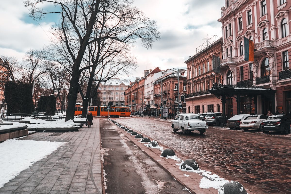 Rue pav&eacute;e du centre historique de Lviv en hiver avec b&acirc;timents historiques