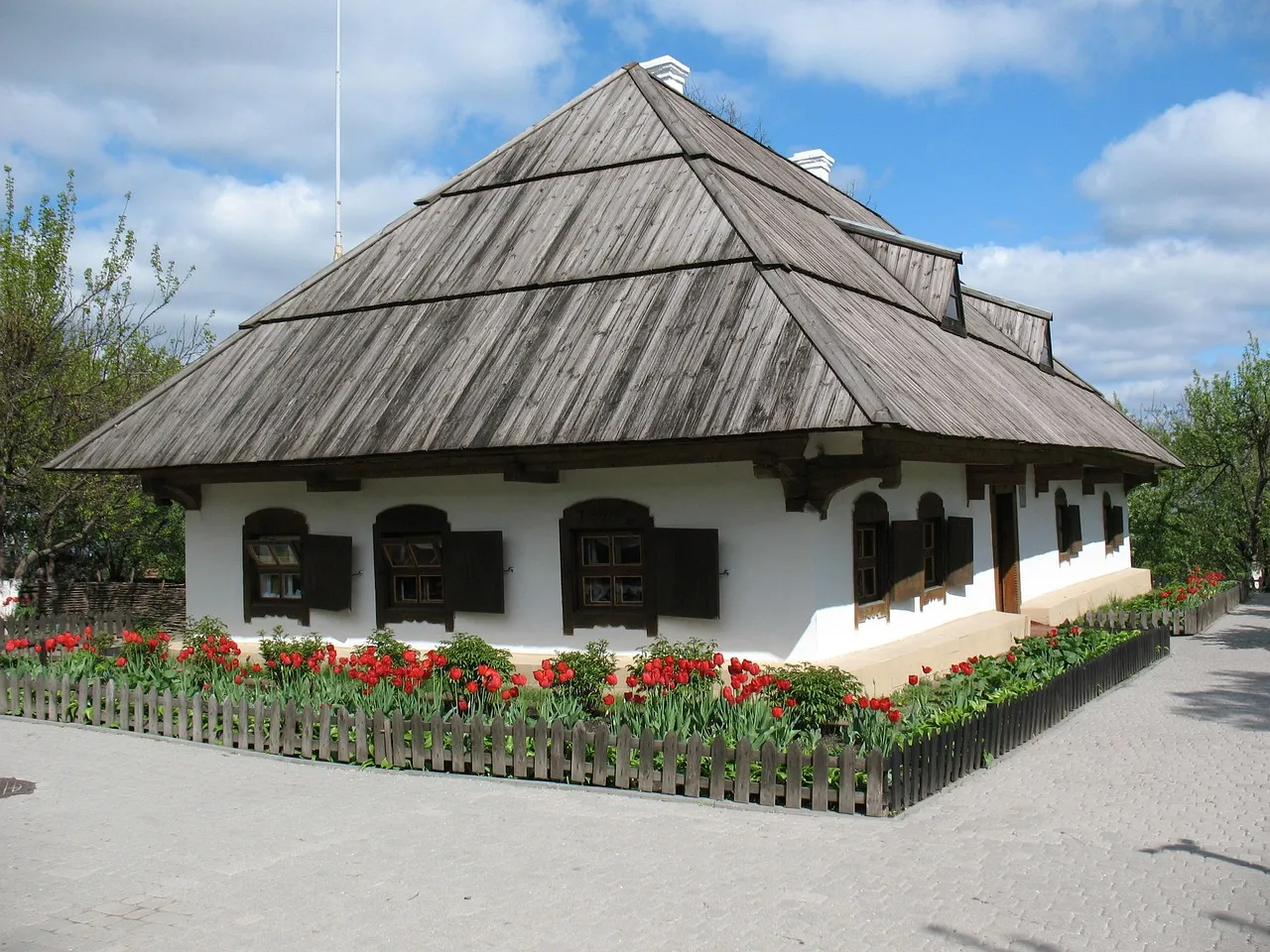 Maison traditionnelle ukrainienne (khata) dans un village