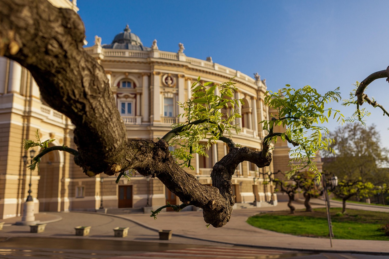 Op&eacute;ra d'Odessa avec sa fa&ccedil;ade n&eacute;oclassique illumin&eacute;e