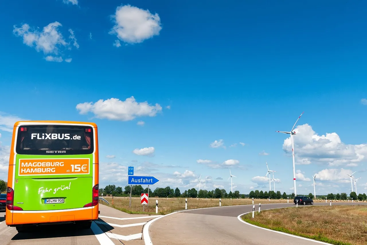Bus FlixBus sur autoroute en Europe, liaison vers l'Ukraine