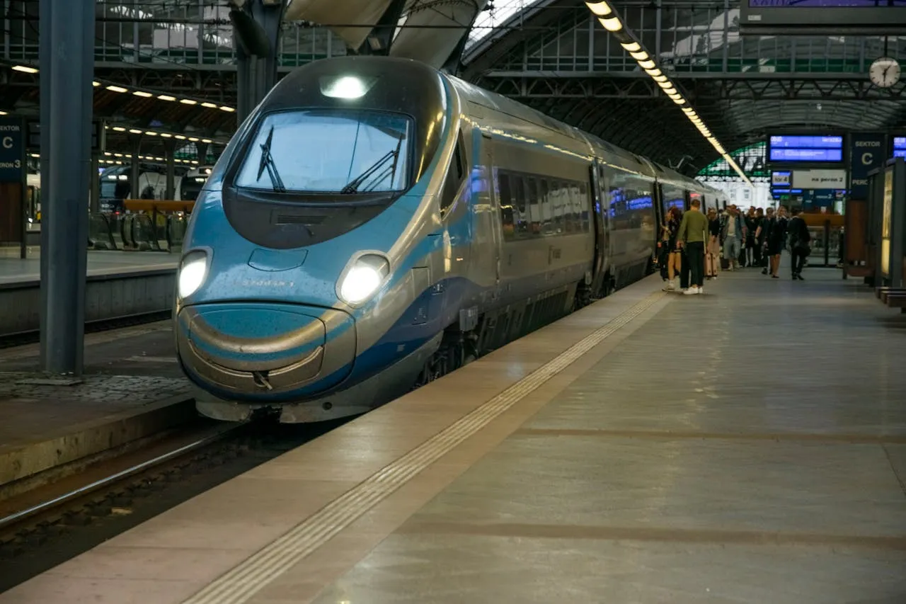 Train Intercity en gare de Wroclaw, Pologne, sur la route vers l'Ukraine