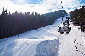 Station de ski Bukovel dans les Carpates ukrainiennes - remont&eacute;es m&eacute;caniques et pistes enneig&eacute;es