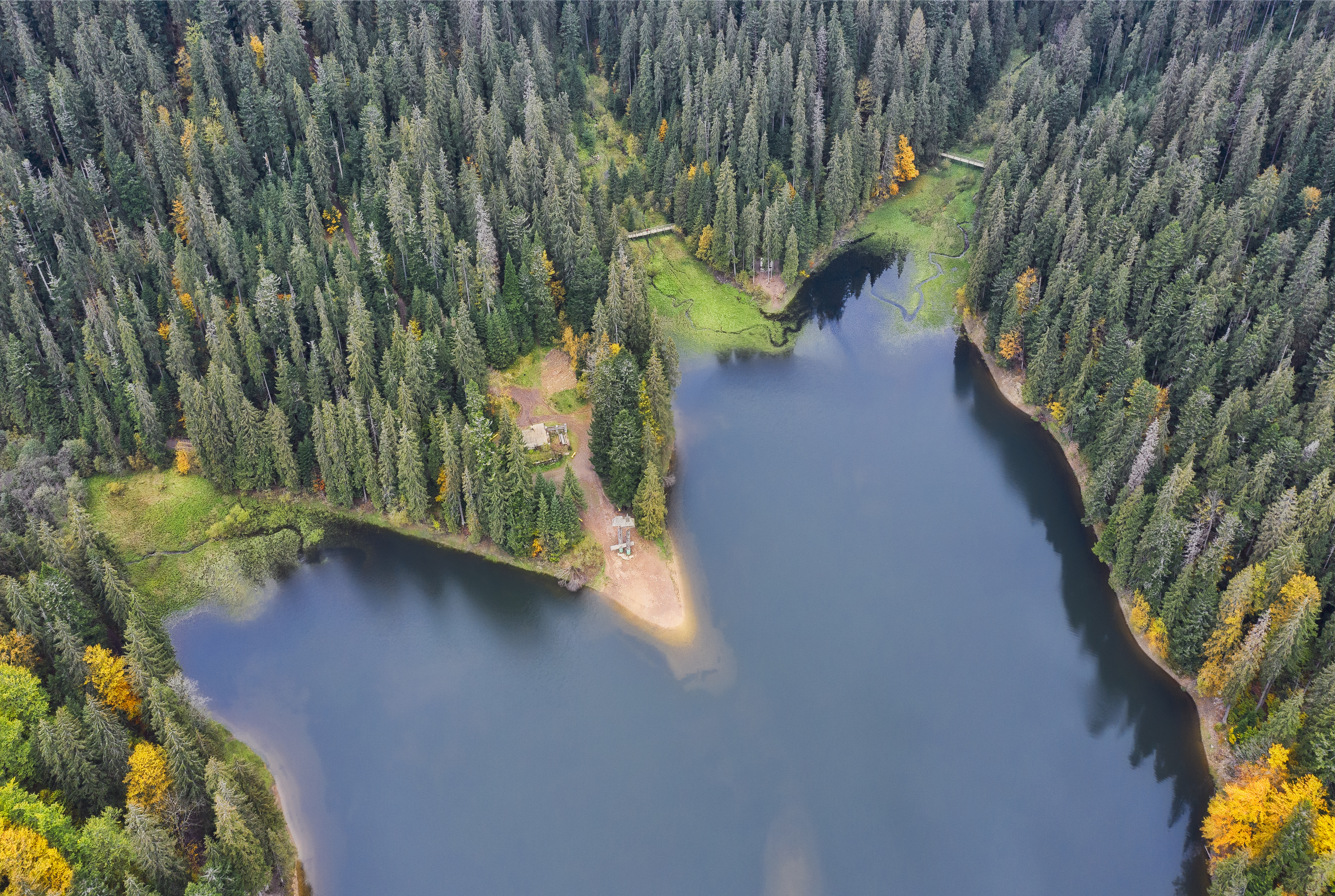 Lac Synevyr dans les Carpates ukrainiennes - le plus grand lac de montagne d'Ukraine