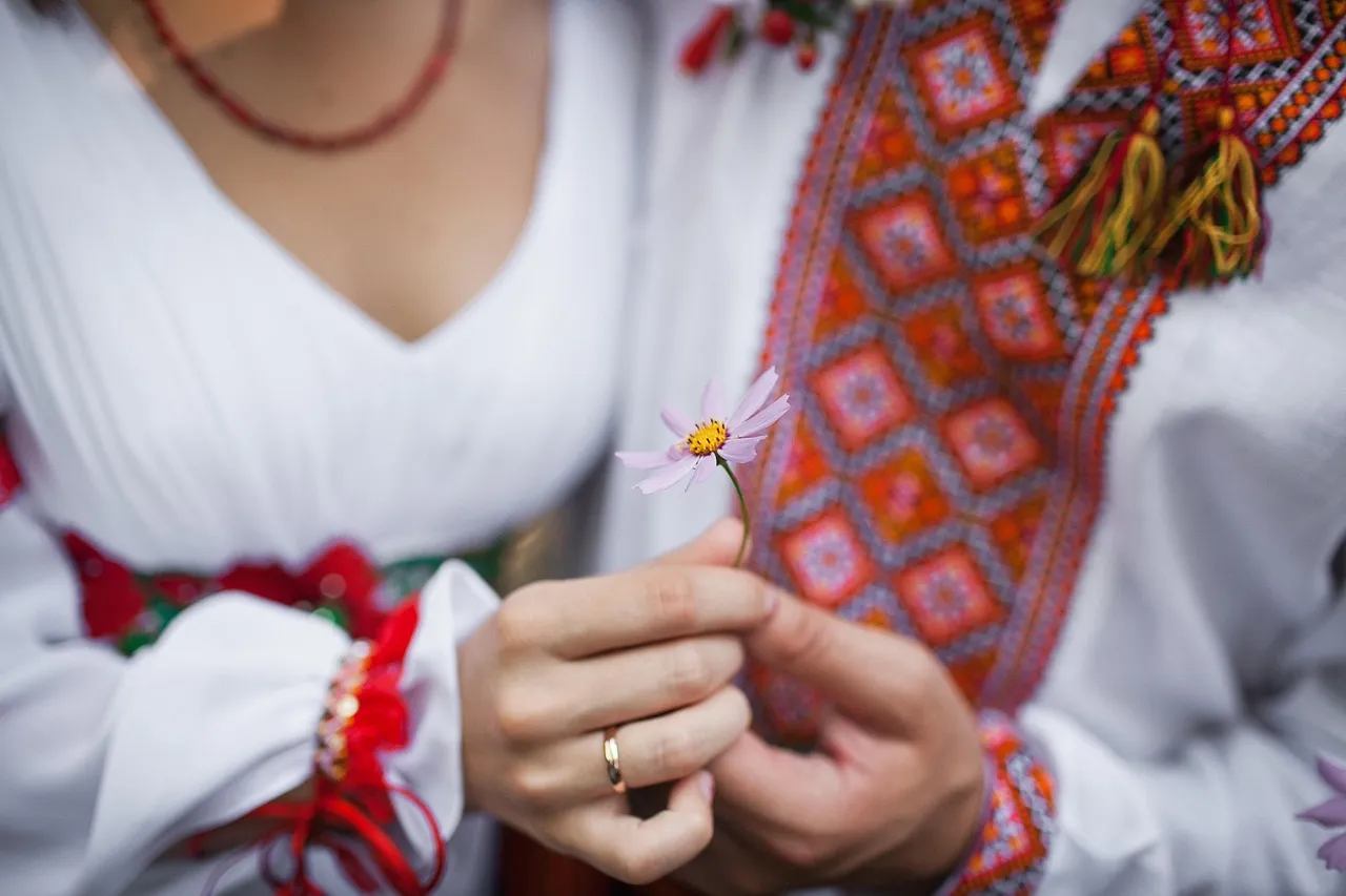 Couple en tenues traditionnelles ukrainiennes lors d'un mariage folklorique