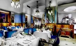 Restaurant ukrainien traditionnel avec terrasse &agrave; Kyiv