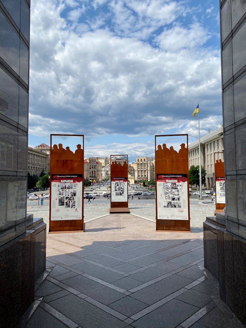 Drapeau ukrainien sur le Ma&iuml;dan Nezalezhnosti &agrave; Kyiv