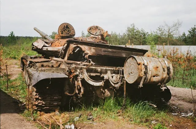 Char russe détruit et abandonné à Bucha