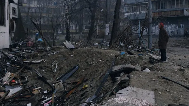 Femme âgée au milieu des ruines à Kiev