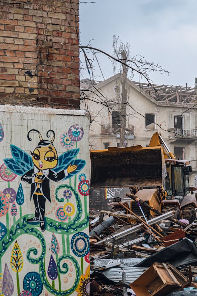 Graffiti de résistance sur un mur endommagé par la guerre à Kiev
