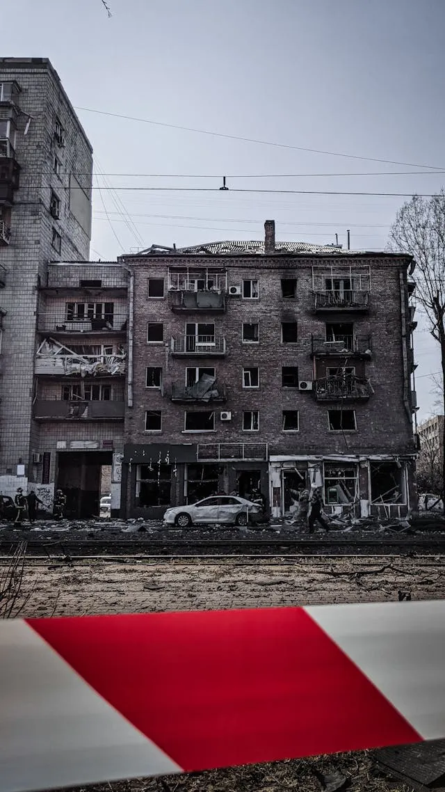 Immeuble résidentiel endommagé par les bombardements à Kiev