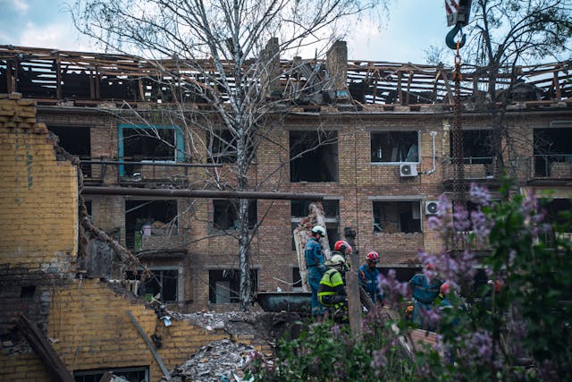 Pompiers ukrainiens intervenant sur un bâtiment frappé à Kiev